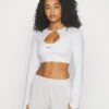 Nike Performance Bra Crop - T-Shirt À Manches Longues - White/Black -Vêtements Boutique 225f8d225cae4af19f7d3aa312a26dff