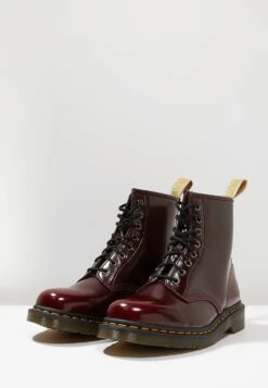 Dr. Martens Winchester Ii Boot 1460 Vegan - Bottines À Lacets - Cherry 10 Dr. Martens Winchester Ii Boot 1460 Vegan - Bottines À Lacets - Cherry -Vêtements Boutique 2d96a4f186cb450aad5f0e76255e066c