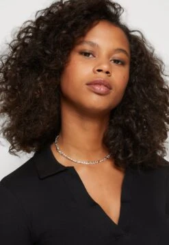 Even&Odd Long Sleeve Collar - T-Shirt À Manches Longues - Black -Vêtements Boutique 31891cc446b444e5b3a95f03cbaa3465