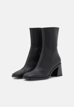 Monki Bottines - Black Dark -Vêtements Boutique 3989a653bdd24719b2914d9406867d30
