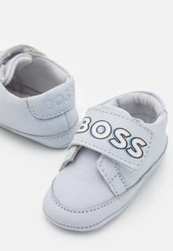 BOSS Kidswear Slippers - Cadeau De Naissance - Pale Blue -Vêtements Boutique 4dcd661f8f094db59db6a623c8620850