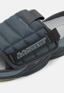Lacoste Ace Slide - Mules - Dark Gry/Gry 13 Lacoste Ace Slide - Mules - Dark Gry/Gry -Vêtements Boutique 66aaf2755c3e413a9b1d8211891b146b