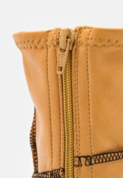 Miista Lois Boots - Bottes - Beige -Vêtements Boutique d6ee4c1e15de4a2daf048308cdae9761